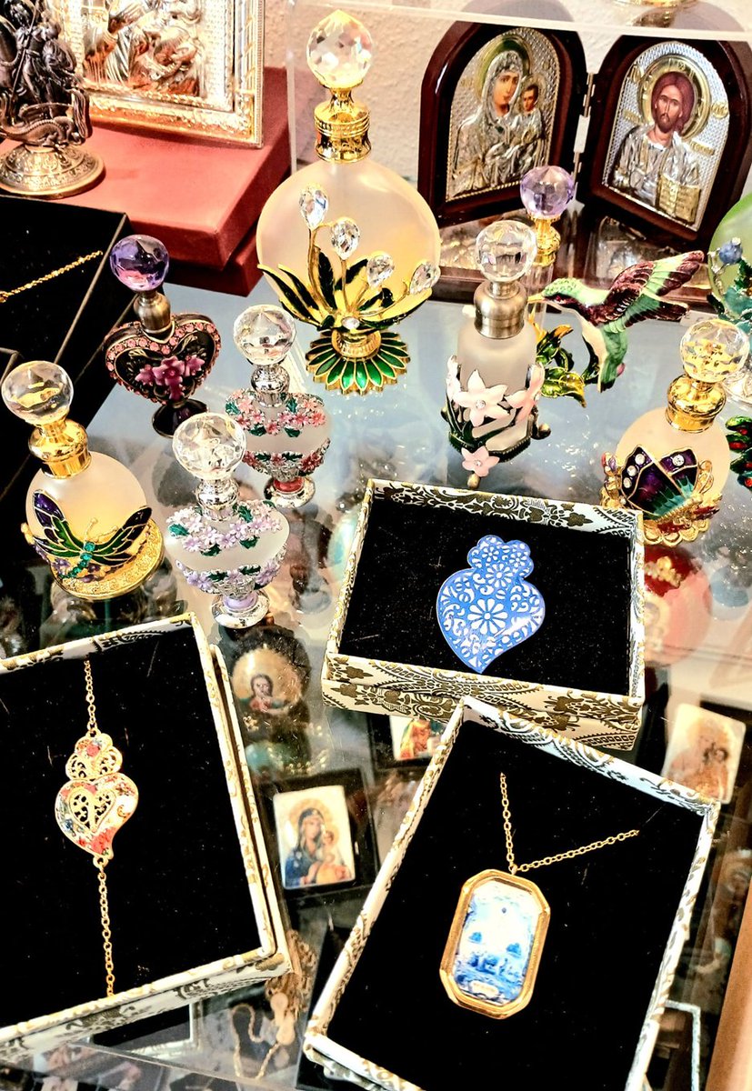 TheCurioShoppe's tweet photo. ✨Já viu as nossas novidades? Visite na Curio Shoppe para encontrar o presente perfeito, ou um mimo especial para si. 😊

 📍A poucos minutos a pé do Santuário de Fátima.

🌿 https://t.co/QM1hy5t5gu

#TheCurioShoppe
#Fátima
#visitefátima
#comprasemfátima
#lojalocal https://t.co/j2P3Ve7tXG
