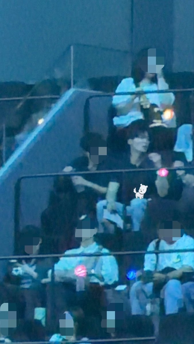 apeachnuna's tweet photo. trus 2 orang pengemong youngk itu hari ini sama-sama dateng ke 1st day konser youngk 😂😂😂 https://t.co/eERlly1IJP