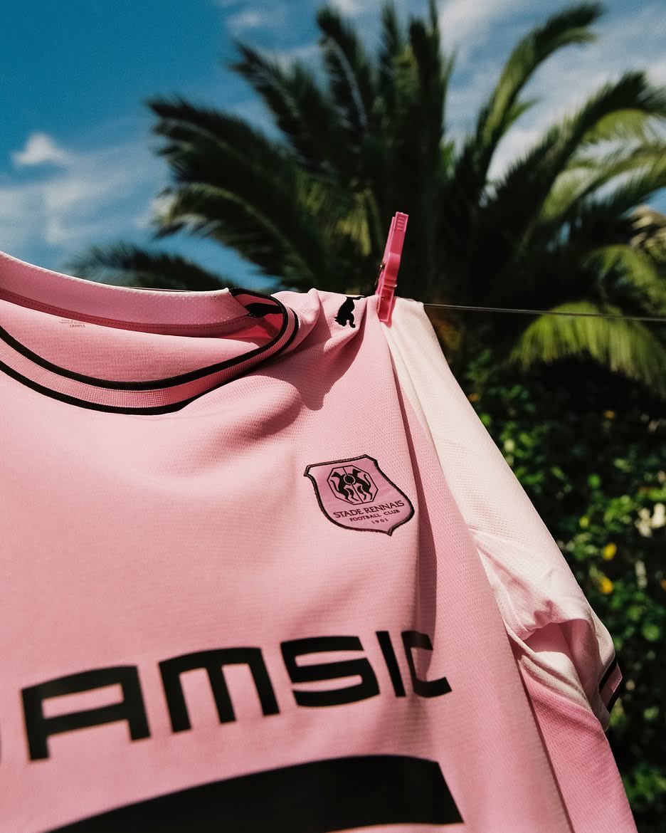 🚨 Le Stade Rennais dévoile son nouveau maillot THIRD... Rose et Noir. 👕🩷...