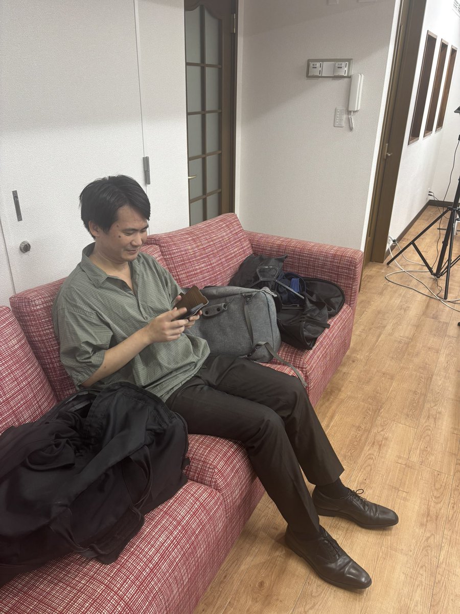 shinobukonno's tweet photo. 今夜の撮って出し収録を終えて、大好きなスナック菓子食��終えてくつろぐ期日前さん。

今夜は沖縄知事選、福岡県議会、横浜市長パワハラの三本立て。

本日三本目の収録です。
一本目は「昭和16年夏の敗戦」と現代日本。
二本目は夏の高校野球と朝日新聞。

それぞれのゲストはお楽しみです🙇‍♂️

なんとも重厚なテーマが続きましたが、戦争からメディア論、地方政治まで、セクショナリズムに陥らずに取材し、発信できる。フリーになってよかったと思う瞬間です。

期日前さんだけが、ずっと通常運転。