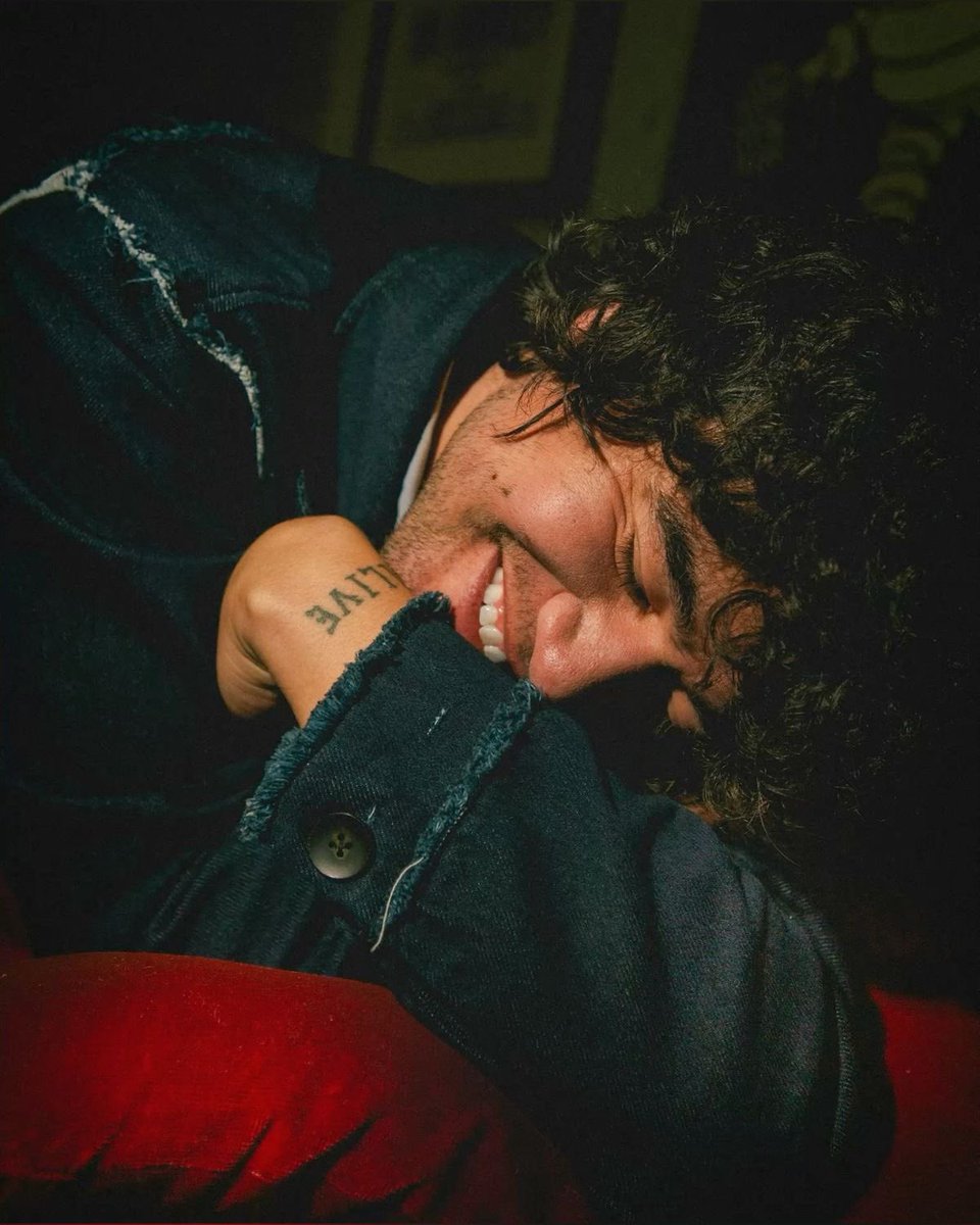 lollapawinnah's tweet photo. the way his eyes crinkle when he smiles 🥹 https://t.co/1Vy3p0IfSg