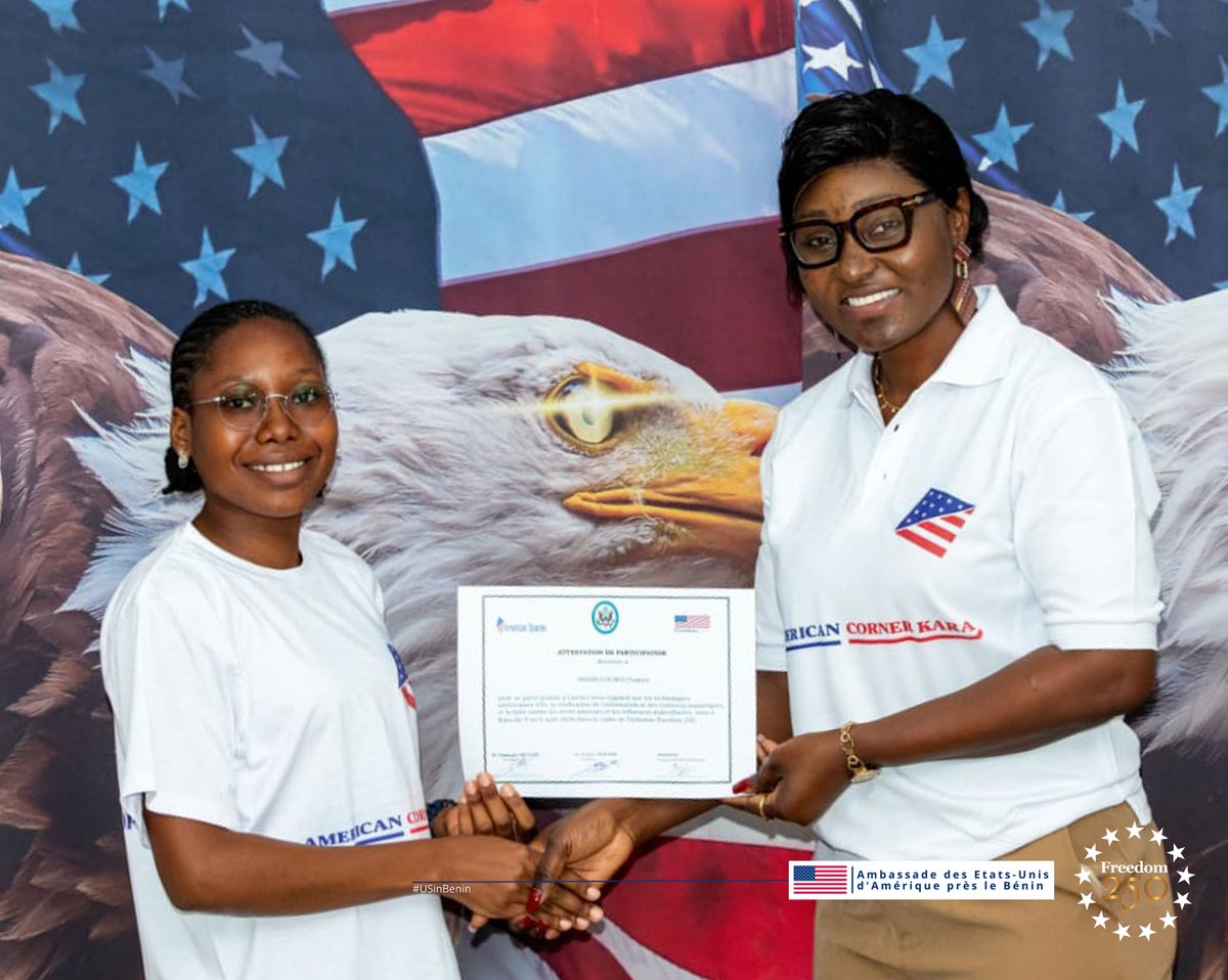 USEmbassyBenin's tweet photo. Du 4 au 6 août, les ambassades des États-Unis au Togo et au Bénin ont organisé l’Atelier d’Innovation Transfrontalier Freedom 250 à l’Espace américain de Kara. L’événement a réuni 30 jeunes leaders du Bénin et du Togo, dont 14 participants béninois. Durant trois jours, des journalistes, des entrepreneurs et des spécialistes des technologies ont approfondi leurs connaissances sur : 

-🧑‍💻les outils américains d’intelligence artificielle, notamment ceux d’OpenAI, Google Gemini et Microsoft ; 

✅ la vérification des faits et les techniques d’enquête numérique ; 

💰 l’utilisation de l’IA pour développer des activités économiques et renforcer la coopération régionale. 

L’atelier a également permis de lancer le Réseau d’Innovation Togo-Bénin, destiné à favoriser les échanges et les projets communs entre les participants des deux pays. 

Nous remercions l’Université de Kara pour son accueil, ainsi que les formateurs et les mentors pour leur accompagnement.  Félicitations aux participants pour leurs présentations finales et leurs plans d’action pour les 90 prochains jours. 

#USinBenin #USinTogo #Freedom250 #AmericanSpaces #UniversitéDeKara #Innovation #IA #InformationIntegrity