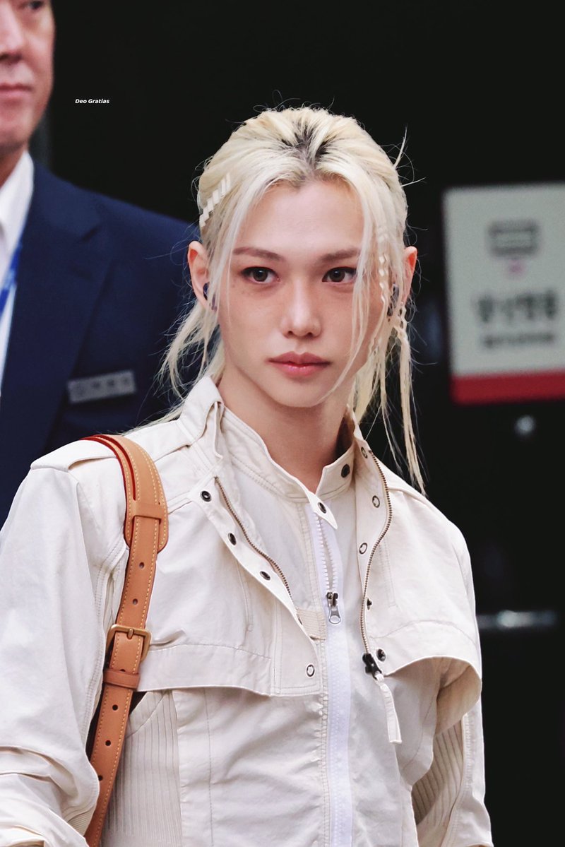 FLXCentral's tweet photo. #FELIX is absolutely gorgeous leaves the Music Bank 🌞💫 https://t.co/jVtoWH8q6k