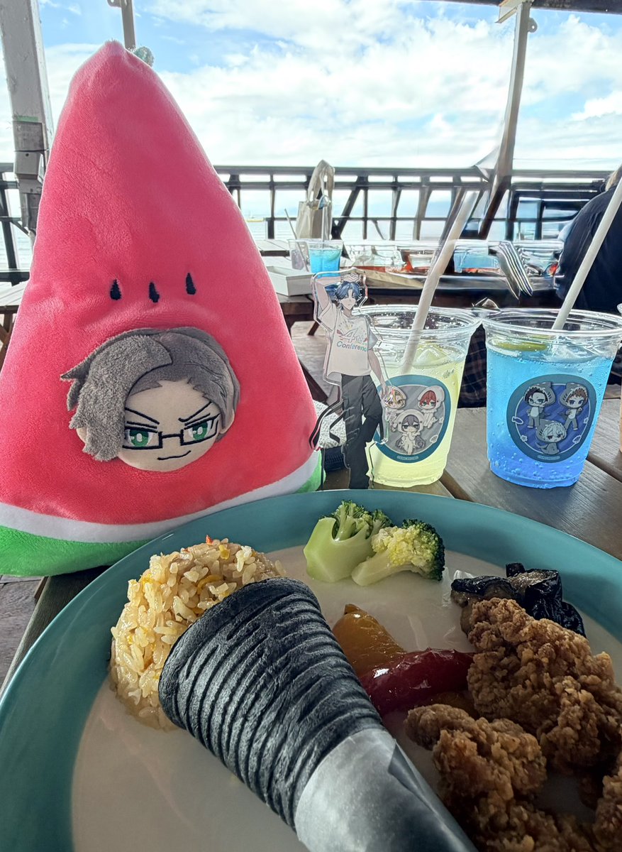 1pha_hp's tweet photo. 海の家行ってきた🏖️
こちらは歌えるスイカ：じゅとぬと
その生産者のろぬ https://t.co/uI0m9a0SVA