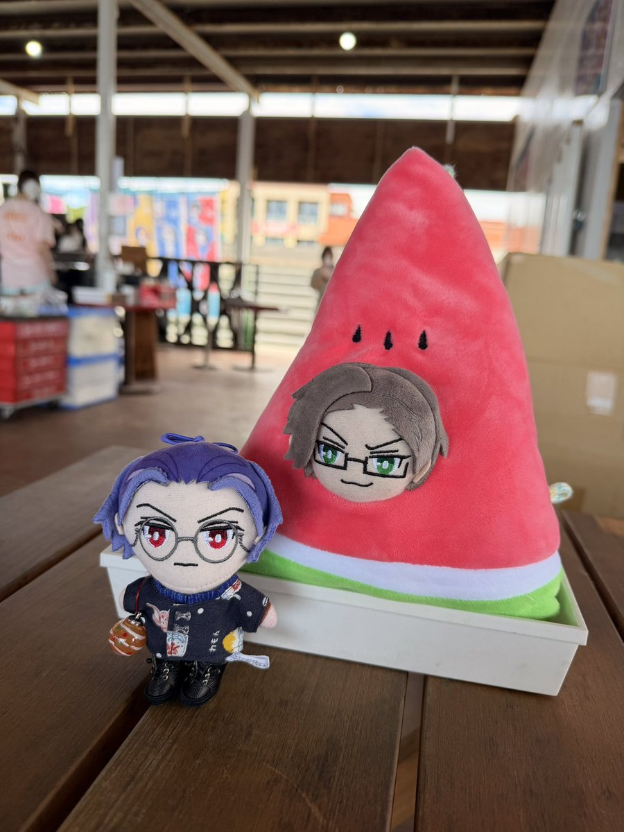 1pha_hp's tweet photo. 海の家行ってきた🏖️
こちらは歌えるスイカ：じゅとぬと
その生産者のろぬ https://t.co/uI0m9a0SVA
