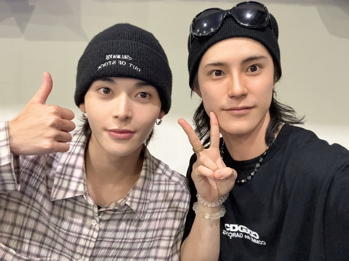 TaketakeORAFU's tweet photo. 朝☀️リーダーと
夕🌆リーダー！

こうせい君とようやく一緒に出来て嬉しいです！

初通しで朝班も観れてとても良い刺激。
明日も頑張ります！

#おもステ https://t.co/Vd0eeBhmkP