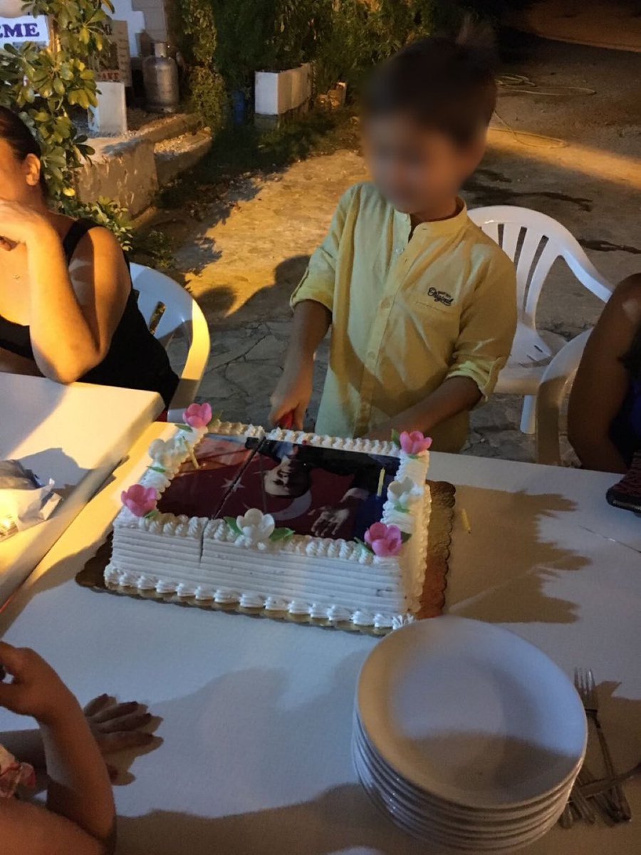 sagcigazete's tweet photo. Antalya’da 8 yaşındaki bir çocuk, doğum günü pastasını Cumhurbaşkanı Recep Tayyip Erdoğan’ın Türk bayrağı temalı fotoğrafıyla süsletti. https://t.co/wgjDhDKX5f