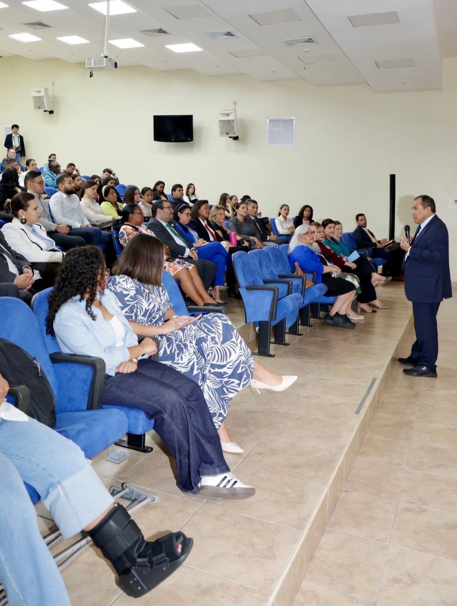 tepanama's tweet photo. El Magistrado Primer Vicepresidente, Luis Alfonso Guerra Morales, fue expositor en el Café Jurídico: “El Tribunal Electoral como garante de la democracia y la seguridad jurídica”, organizado por la Facultad de Derecho de la Universidad Latina de Panamá, por la Semana del Abogado. https://t.co/SOzBJUhggK