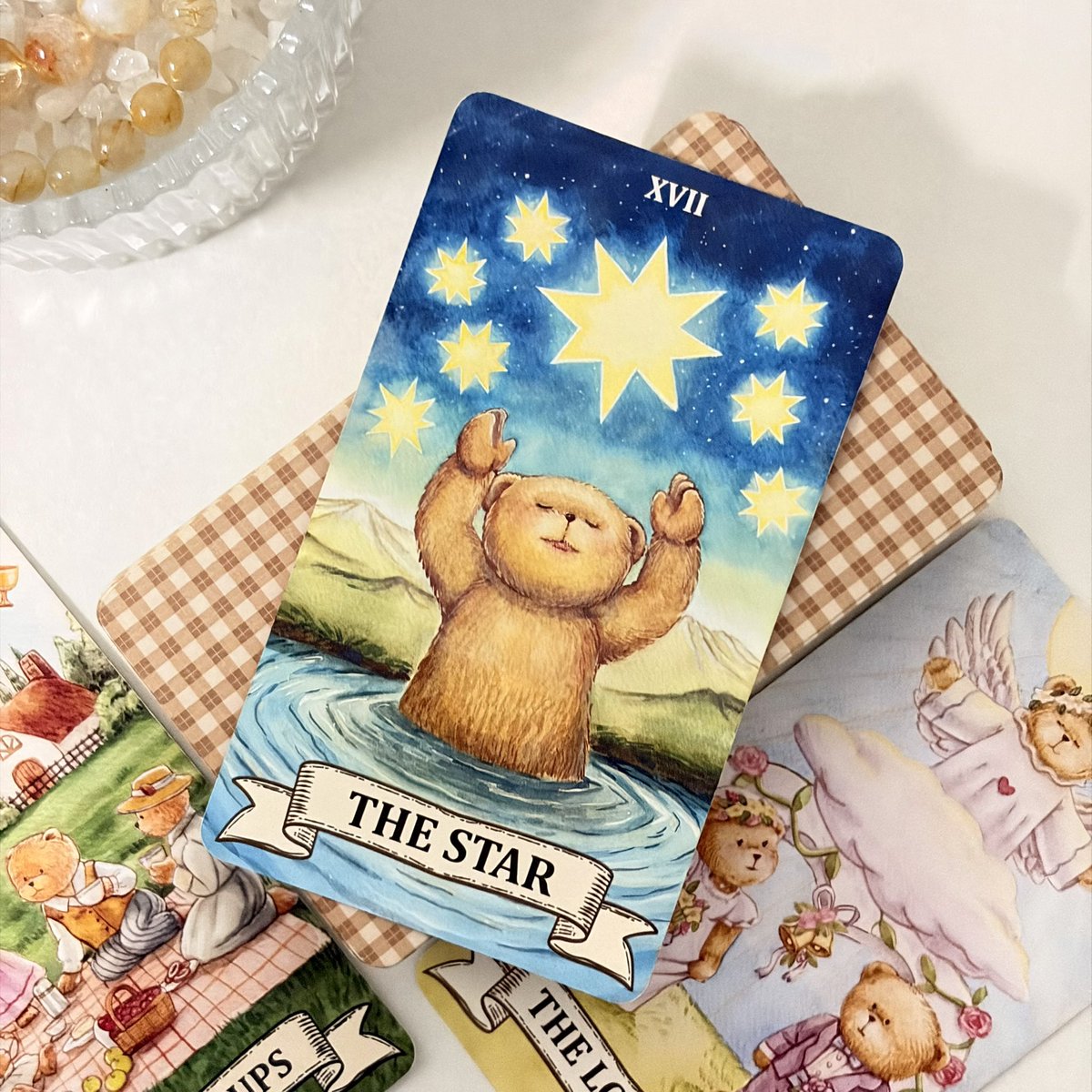 Tarotwithcactus's tweet photo. 📍สิ่งที่เราควรรู้ประจำวันที่ 15.08.2026 ตามวันเกิด🔮✨

• Sun. -  มีการติดต่อทางไกลเข้ามาแบบกะทันหัน มีแนวโน้มว่าจะเป็นข่าวดีในเรื่องการเรียน การงาน ทุนการศึกษา วีซ่า หรือเป็นข้อมูลที่ทำให้เราคืบหน้าได้มากขึ้น 

• Mon. - ติดอยู่กับอะไรเดิมๆ ต้องทำแต่สิ่งเดิม ค่อนข้างมีความเป็นรูนทีน แต่ก็ชอบสภาวะที่เจอ ไม่ได้ทำให้รู้สึกหมดไฟหรือเป็นผลเสียเพราะได้อยู่ในที่ที่เหมาะกับตัวเองแล้ว  

• Tue. - ความกดดันหรือปัญหาที่มาจากผู้ใหญ่และหัวหน้ามีแนวโน้มที่จะคลี่คลายไปในทิศทางที่ดีมากขึ้น ความวุ่นวายต่างๆมีเกณฑ์ได้ปิดฉากลง  

• Wed. - ใช้ไอเดียในการสร้างเงินได้ มีรายได้เพิ่มเติมเข้ามา ถ้าหากทำงานเสริมจะมีความโดดเด่น ลูกค้าเข้า การเงินดีมากขึ้นเรื่อยๆ  

• Thu. - ค่อนข้างเหนื่อยเพราะภาระเยอะ แต่เราก็ยังบาลานซ์ได้ดีเรื่อยๆ สุดท้ายผลลัพธ์ที่เหนื่อยมันก็คุ้มค่าดี  

• Fri. - มีความโดดเด่น ได้รับแสง มีคนมองเห็น ค่อนข้างเป็นวันที่ดีสำหรับคนที่ทำงานออนไลน์ ลงผลงานทางออนไลน์ เป็นคอนเท้นต์ครีเอเตอร์ หรือต้องการให้ตัวเองถูกมองเห็นจากคนจำนวนมาก  

• Sat. -  ทำทุกอย่างได้ดี ค่อนข้างราบรื่น สิ่งที่ยากเราจะจัดการได้แบบไม่ได้ยากขนาดนั้น แต่ดันย้ำคิดย้ำทำว่าเราทำดีหรือตัดสินใจดีหรือยัง อย่ากังวลไปเลย 

ฟอล/รีทวิต/เมนชั่น 659  - รับคำทำนาย/ขอให้สถานการณ์ดีขึ้นกว่าเดิม🪬✨
