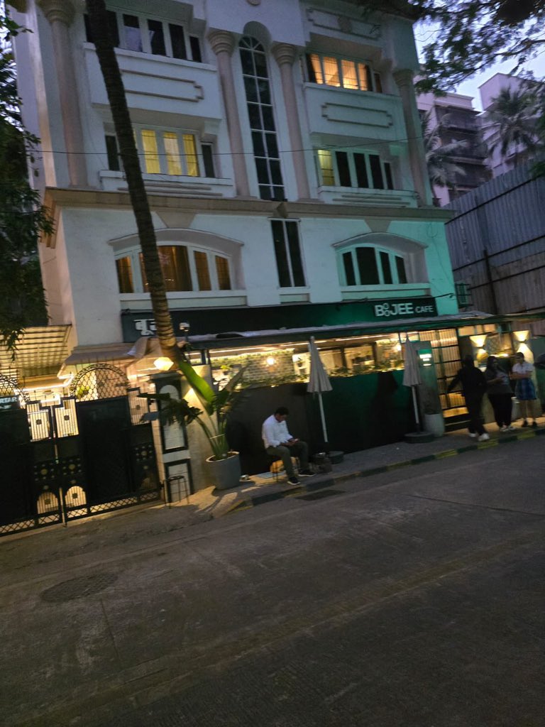 Aasif03's tweet photo. 🚨 BLATANT ILLEGALITY? Boojee Café, Sat Kartar, Plot 357, 14th Rd has allegedly grabbed open/parking space &amp; converted it into a gated commercial setup through illegal additions. JE Kishore Pawar claims it is legal. @mybmc @mybmcWardHW disclose the sanctioned approvals https://t.co/YayUIupYyT