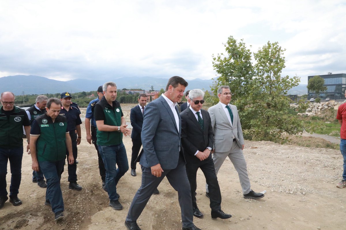 BilalSoykantr's tweet photo. Sakarya Valimiz Sayın Rahmi Doğan, Kaymakamımız Mustafa İkbal Eşki ve DSİ 3. Bölge Müdürü Kağan Şan ile birlikte Kızılelma Millet Bahçemizde devam eden çalışmaları yerinde inceledik.

Devam eden çalışmalarımızın son durumu hakkında Sayın Valimiz Rahmi Doğan’a bilgi vererek, projemizin geldiği aşamayı ve önümüzdeki süreçte gerçekleştirilecek çalışmaları değerlendirdik.

Akyazı’mıza değer katacak, hemşehrilerimizin nefes alacağı, aileleriyle birlikte keyifli vakit geçirebileceği önemli bir yaşam alanını ilçemize kazandırmak için çalışmalarımızı kararlılıkla sürdürüyoruz.

Sayın Valimize ilgi ve destekleri için teşekkür ediyoruz.