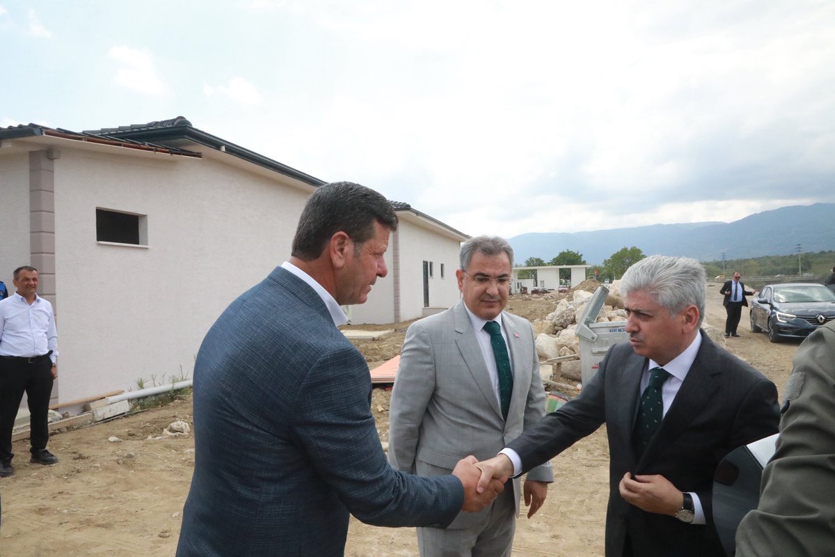 BilalSoykantr's tweet photo. Sakarya Valimiz Sayın Rahmi Doğan, Kaymakamımız Mustafa İkbal Eşki ve DSİ 3. Bölge Müdürü Kağan Şan ile birlikte Kızılelma Millet Bahçemizde devam eden çalışmaları yerinde inceledik.

Devam eden çalışmalarımızın son durumu hakkında Sayın Valimiz Rahmi Doğan’a bilgi vererek, projemizin geldiği aşamayı ve önümüzdeki süreçte gerçekleştirilecek çalışmaları değerlendirdik.

Akyazı’mıza değer katacak, hemşehrilerimizin nefes alacağı, aileleriyle birlikte keyifli vakit geçirebileceği önemli bir yaşam alanını ilçemize kazandırmak için çalışmalarımızı kararlılıkla sürdürüyoruz.

Sayın Valimize ilgi ve destekleri için teşekkür ediyoruz.
