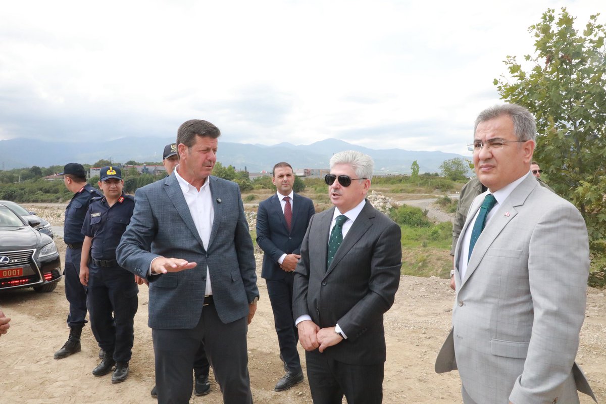 BilalSoykantr's tweet photo. Sakarya Valimiz Sayın Rahmi Doğan, Kaymakamımız Mustafa İkbal Eşki ve DSİ 3. Bölge Müdürü Kağan Şan ile birlikte Kızılelma Millet Bahçemizde devam eden çalışmaları yerinde inceledik.

Devam eden çalışmalarımızın son durumu hakkında Sayın Valimiz Rahmi Doğan’a bilgi vererek, projemizin geldiği aşamayı ve önümüzdeki süreçte gerçekleştirilecek çalışmaları değerlendirdik.

Akyazı’mıza değer katacak, hemşehrilerimizin nefes alacağı, aileleriyle birlikte keyifli vakit geçirebileceği önemli bir yaşam alanını ilçemize kazandırmak için çalışmalarımızı kararlılıkla sürdürüyoruz.

Sayın Valimize ilgi ve destekleri için teşekkür ediyoruz.