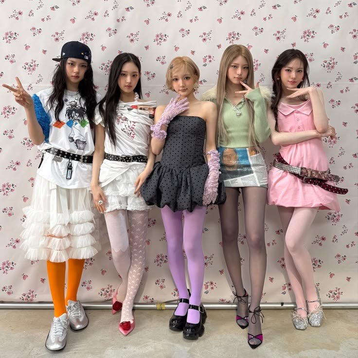 juhoonkki's tweet photo. stylist nim pls never stop putting them in colourful tights https://t.co/Nlso2vpeYn