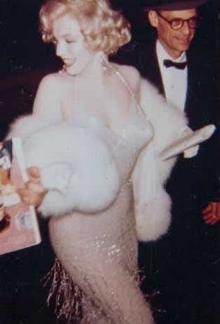 Clubpassionmar2's tweet photo. Bonne journée de vendredi
Have a sweet Friday.

La première avait été suivié d'une soirée chez les Strasberg.

#Marilyn #marilynmonroe #clubpassionmarilyn #mondanités #Première #CertainslaimentChaud #Slih #somelikeithot #arthurmiller #strasberg https://t.co/RgLg0Bsvdx