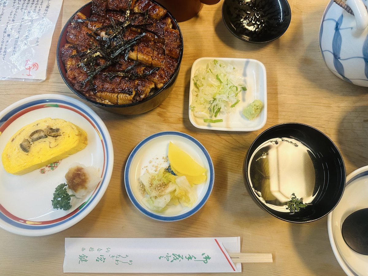 chirokanae's tweet photo. 夕飯はちょっと贅沢に老舗の鰻屋さんでひつまぶしを食べた🤎鰻も鰻巻きも肝すいもお新香までも美味しかった🤎めちゃいい出汁❣️鰻のタレの味もタレをかける量も、ご飯の硬さも全て私好みだった🤎宮鍵🤎また来よ〜🤎美味しい物は忘れない🤎 https://t.co/Vo8S12gOwo