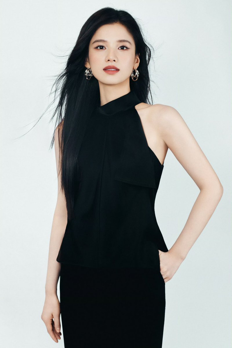 19990710z's tweet photo. 260814 Zhang Jingyi studio weibo update 

Studio shares photoshoot pics of #ZhangJingyi for Lancome brand event 🖤 

1/3 
#张婧仪 https://t.co/5jyiOwkYBb