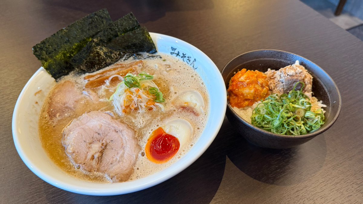 MuuminUGA's tweet photo. 念願のみそきん🍜
完全予約制👍
体感3分で予約決め切らないとどんどん埋まっていく☝🏿
ちゃんと身分確認されるので要注意🌟

特製みそきん、、薄すくも濃くもない味でちょうど良かった！にんにく香る💕
チャーシューが厚め🥺
味変も最高
ラーメンだけでお腹いっぱいだけど
丼美味しかった💗
#みそきん https://t.co/RHHxybQTeT