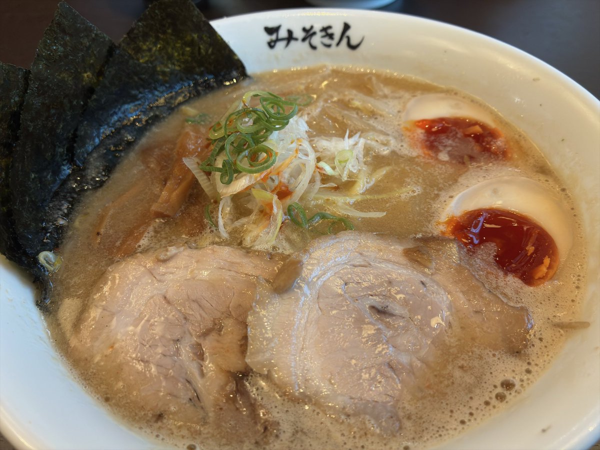 MuuminUGA's tweet photo. 念願のみそきん🍜
完全予約制👍
体感3分で予約決め切らないとどんどん埋まっていく☝🏿
ちゃんと身分確認されるので要注意🌟

特製みそきん、、薄すくも濃くもない味でちょうど良かった！にんにく香る💕
チャーシューが厚め🥺
味変も最高
ラーメンだけでお腹いっぱいだけど
丼美味しかった💗
#みそきん https://t.co/RHHxybQTeT