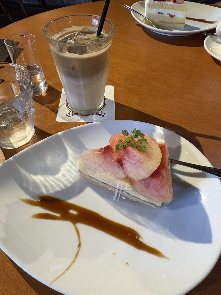 dorlis_LD's tweet photo. この不定期にお会いしている先輩とランチ＆お茶に行ってきた
私たちは就職氷河期の末期世代でおそらくあの時代では世間よりマシな境遇だったんだけど、それでも今の組織の中で他の世代より不遇であることを共有してて。ままならねぇとなりつつ宝くじ当たったら辞めるのにと夢想して笑い合いましたトサ https://t.co/5S6fnFqGpd