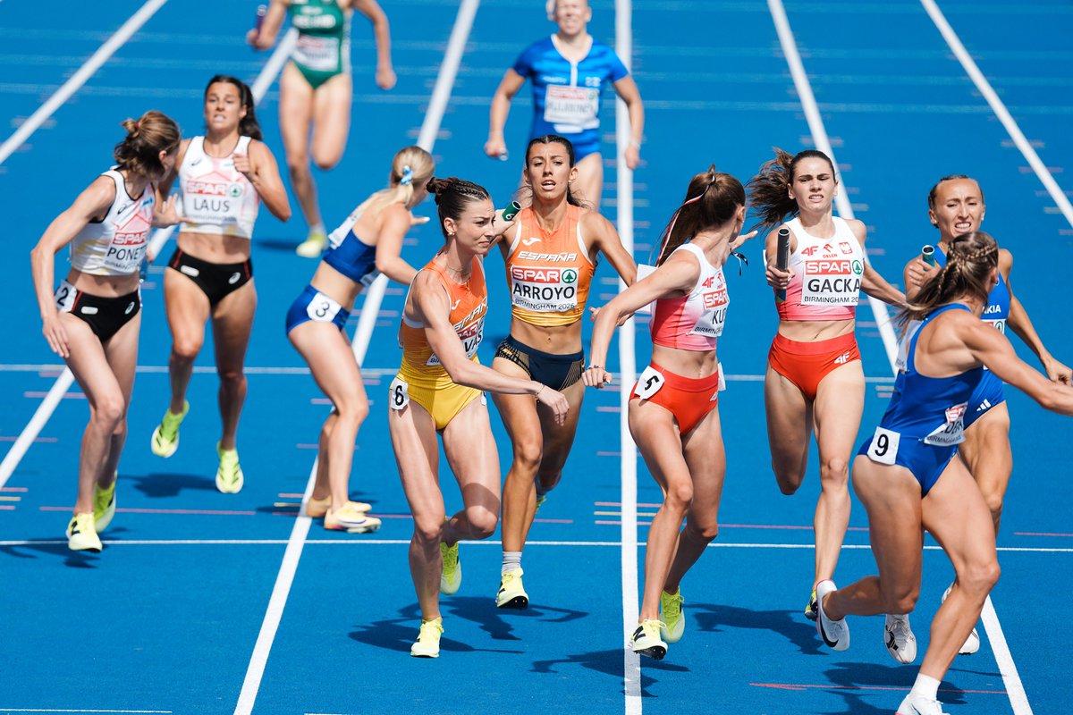 atletismoRFEA's tweet photo. 𝑪𝒐𝒏 𝒍𝒐𝒔 𝒅𝒆𝒃𝒆𝒓𝒆𝒔 𝒃𝒊𝒆𝒏 𝒉𝒆𝒄𝒉𝒐𝒔 ... 𝒂 𝒍𝒂 𝑭𝑰𝑵𝑨𝑳

4x400 m 🚺 Ronda 1 @birmingham2026

Serie 1
 2ª #EspañaAtletismo 🇪🇸 ⏱️ 3:26.41  ➡️ FINAL
Ana Prieto 🤝 Herminia Parra🤝 Rocío Arroyo🤝 Blanca Hervás

👉 8ª mejor marca de siempre
👏👏👏👏

#PasiónPorCompetir

📺 @teledeporte y @eurosport_es
📊 https://t.co/HHvs1o6dna
📸 https://t.co/K9h8o8H4U9