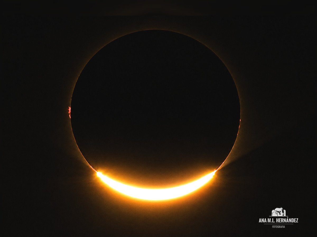 AnaMaLujan's tweet photo. La luz nunca se va. A veces, simplemente, necesitamos atravesar la sombra para volver a verla. Así viví el eclipse de sol.
Un espectáculo digno de ver. 🌘

Desde El Barraco (Ávila)
📸 Ana M.L. Hernández https://t.co/1nf65jBtDa