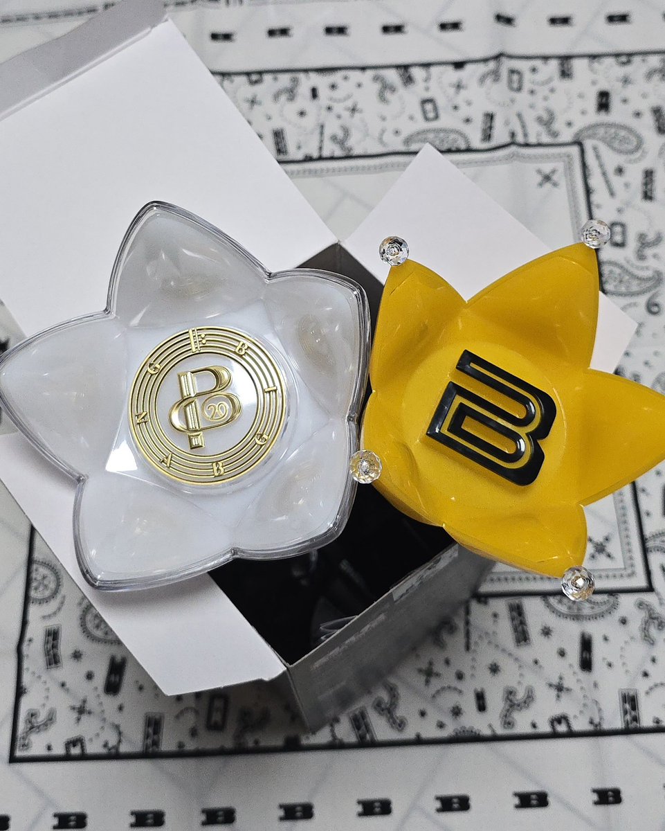 bb_v_vip's tweet photo. 뱅봉 벌포랑 20주년 크기 비교 확실히 엄청 커짐 그리고.. 두 배 가까이 무거워짐 https://t.co/0mZXYDn5d7