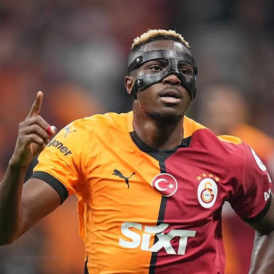 GS_mibozi's tweet photo. Osimhen'i asla satmam yaklaşımına katılmıyorum. Uygun bir bedel olursa satılabilir bence. Arsenal için Martinelli + Nwaneri + 50-60 m. euro bedel karşılığı satışı olsa olabilir bence. Bugün satmazsan, 2 yıl sonra bonservisini alır gider.

#Galatasaray #transfer #DursunÖzbekİstifa https://t.co/2S3otFllOW