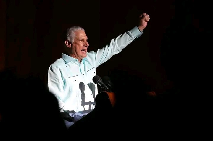 alfonso_noya's tweet photo. .@DiazCanelB este 13 de agosto en los #100AñosConFidel: "Fidel vive, como viven para siempre las mujeres y los hombres de las más diversas épocas, geografías y etnias, que consagraron su vida a la lucha por un mundo mejor para todos". 
✊🇨🇺 https://t.co/11tYS0JAIZ