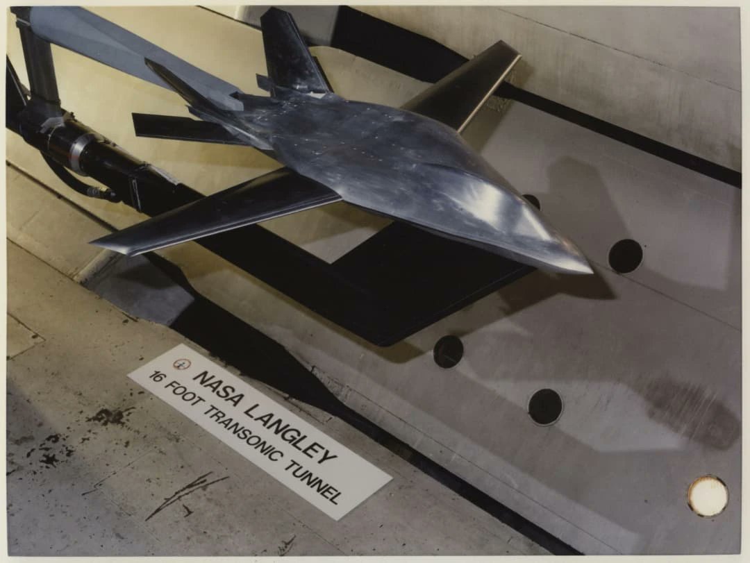 PASU_MATRIX's tweet photo. NATF-22 🇺🇸

The F-22-based NATF was killed by rising costs and post-Cold War budget cuts before a prototype could be built. Planned in the late 80s early 90s, its sleek stealthy F-22-like body and Tomcat-style swing wings made it one of the wildest carrier-fighter concepts ever proposed.