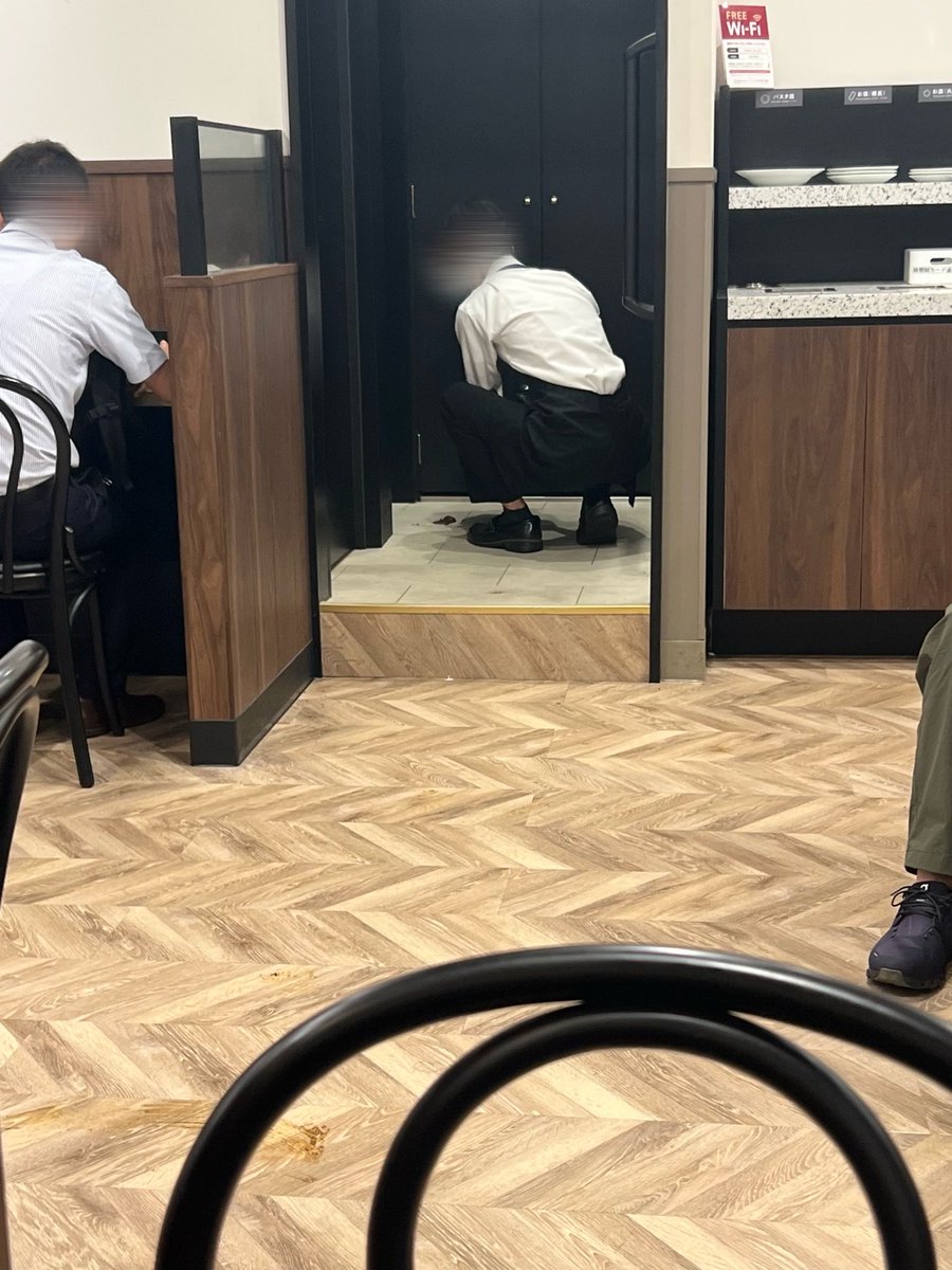 d_7777x's tweet photo. やばい
池袋のカフェのトイレ前で脱糞事件発生してた
犯人はギリ間に合わなかった模様 https://t.co/Su2cWhtXtY