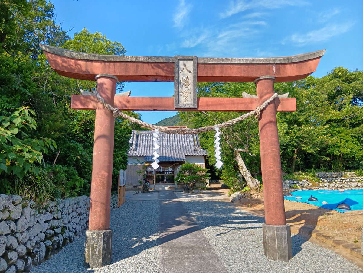 Mi_chuseiocho's tweet photo. 上甑島の里麓武家屋敷通りには、内侍舞で著名な里八幡神社がある

この神社には、鹿児島では珍しく、『大般若波羅密多経』（寛文一〇年刊）が六〇〇巻分揃っており、また識語からこれらが貞亨五年に阿久根の人々によって寄進されたことも分かるらしい

地域の人々の信仰が窺える資料は本当に面白い https://t.co/e6tz25Y6Fb
