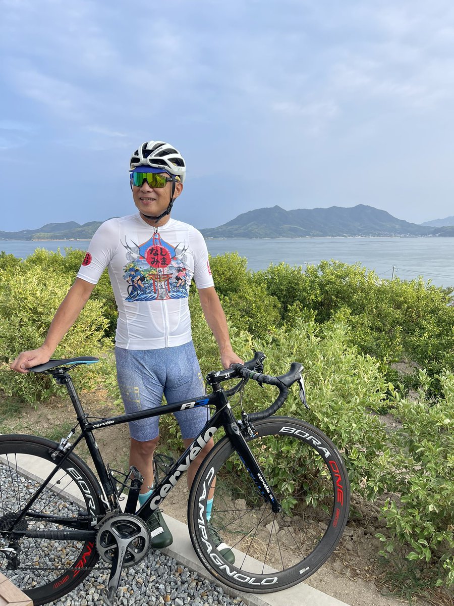 VIAshimanami's tweet photo. 【NEW】
先行でリリースした、しまなみ風神雷神Tシャツはかなり良いスタートで、皆さまありがとうございます

特殊メッシュ素材で、なめらかな着心地のサイクルジャージも本日到着しました! 

ぜひ秋のサイクリングシーズンは、風神雷神ジャージで！ https://t.co/KSod8mR63d