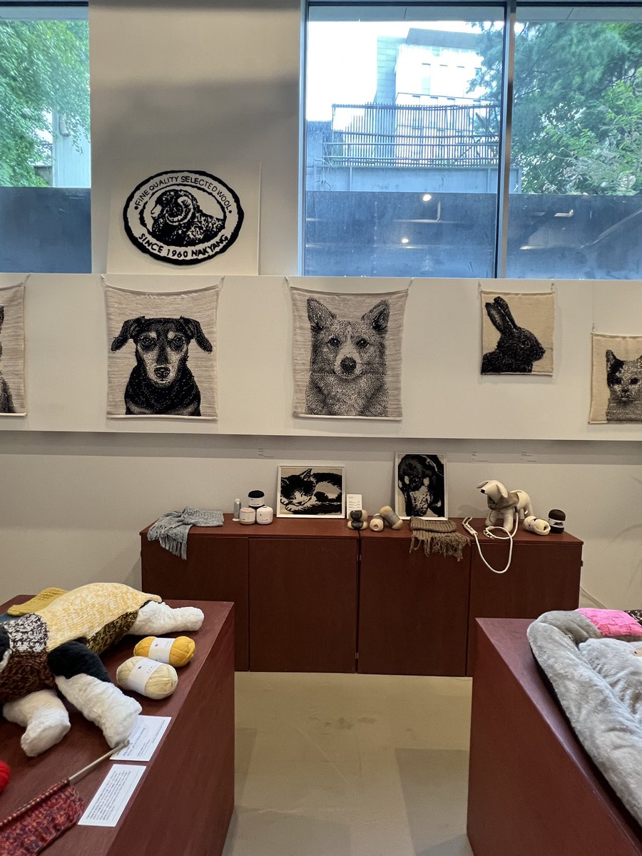 accidentallyknt's tweet photo. 플레이스 낙양🐏
반려동물을 주제로 한 ‘동행’ 전시를 보고 왔어요! 
눈동자의 빛마저 생생한 느낌이 편물에서도 가능하구나…
터프팅과 수편기 손으로 다루는 기계를 통해 제작되는 편물의 다양한 매력이 반짝이고 있었어요.
전시된 작품을 직접 구매 할 수도 있고
주말엔 클래스도 준비되어 있대요! https://t.co/7Qy96vTJOK
