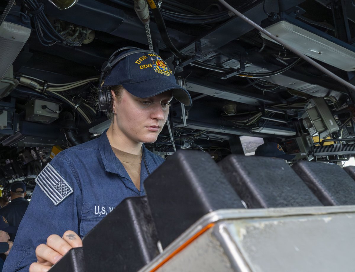 Steady as she goes. ⚓💪

Bridge watchstanders guide USS Benfold through routine operations in the Philippine Sea, Aug. 9, 2026. Reliable and ready surface forces remain crucial to defending peace through strength.

#ForgedByTheSea | #US7thFleet
@USPacificFleet https://t.co/P2X6KL6ZKr