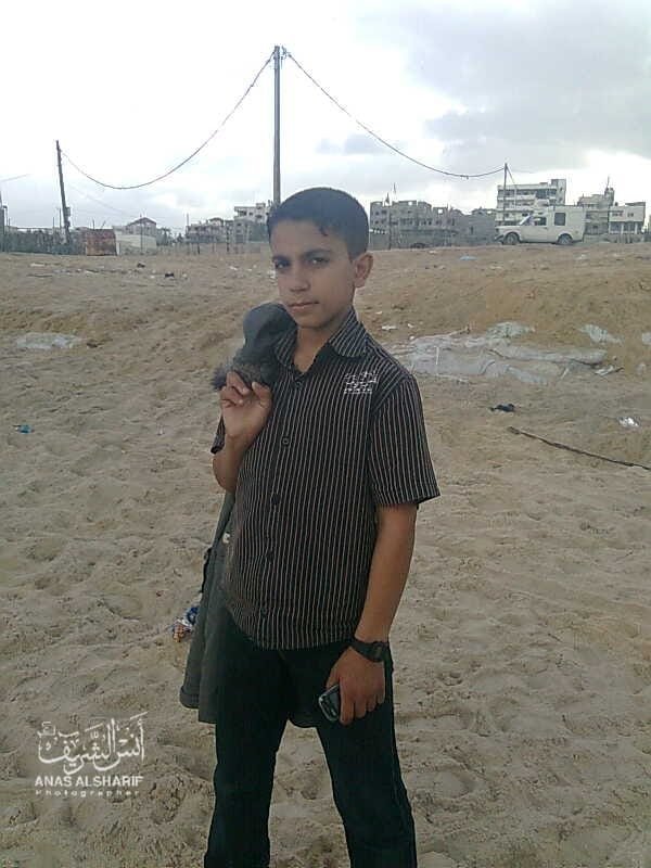 AnasAlSharif0's tweet photo. من شبَّ على شيءٍ شابَ عليه، والشجاعةُ لها جذور، لا تُوهب ولا تُمنح بالشهادات. صغيرًا في السن، لكنه كبيرٌ في الموقف، ثابتٌ حين يتراجع الآخرون، وشجاعٌ كأنما خُلقت الشجاعة في قلبه منذ الصغر.

من صاحب الصور 💔 https://t.co/KeWEoFhqug
