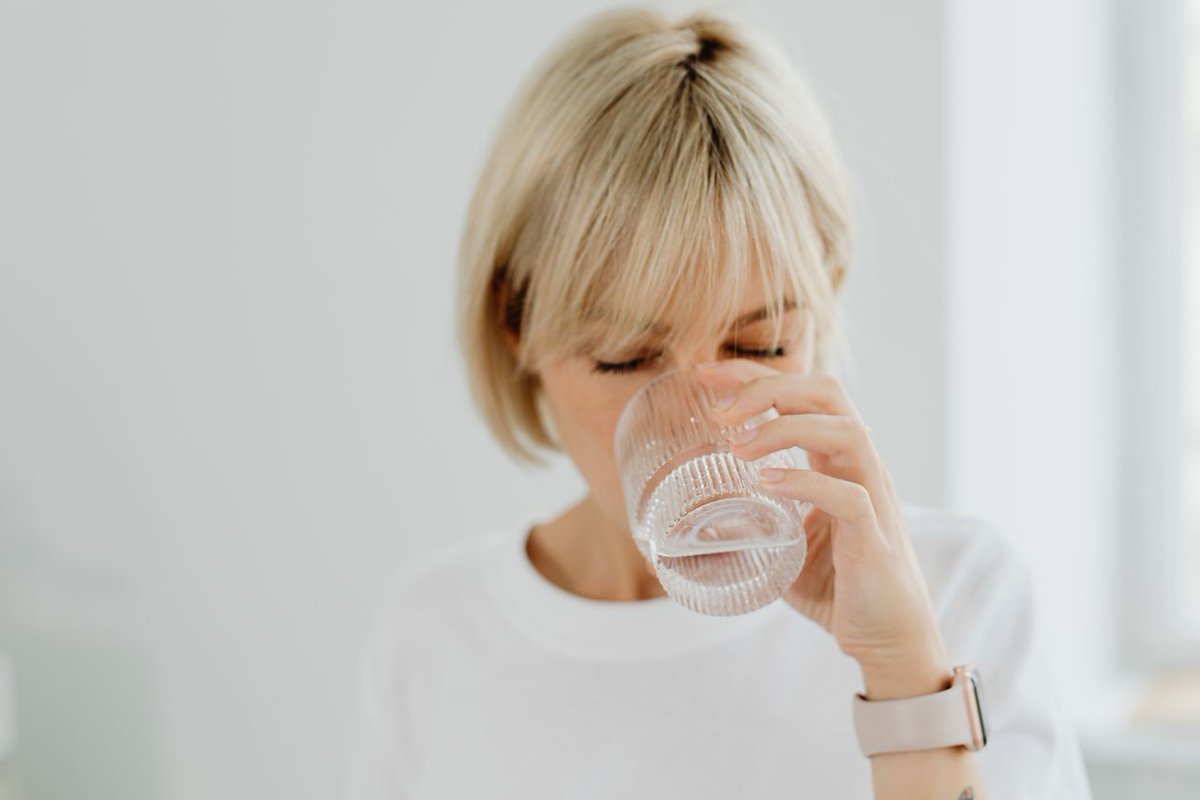 AguasdeAviles's tweet photo. ¿Te has parado a pensar cuánto depende tu día del agua?
🚿 Te duchas
☕️ Haces un café
🍳 Cocinas
🍽️ Lavas
🥤 Bebes
Son gestos que hacemos sin pensar. Quizá ahí está la clave: que algo sea cotidiano no significa que no sea extraordinario.
💧 ¡Cuidar el agua también depende de ti! https://t.co/OHvVdXMzXs