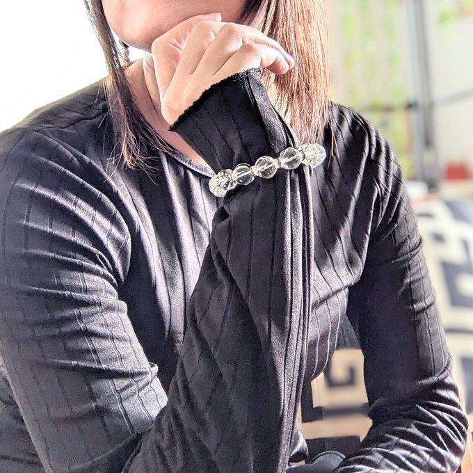 mystudio666's tweet photo. 龍眼のクリスタル・2色あり【12mm大玉クリスタル】
https://t.co/ljRYIHnE6t

いつもより大きめサイズをチョイスして

長袖にアウトオンで着けれるインパクトある

クリスタル。

クリスタルといえば、増幅パワー、浄化パワーを持つ

ひとつは持っていたい定番天然石。

この作品は12ﾐﾘ玉を仕様しているため、

天然石の重さをしっかり感じられ、より護られてる

意識を持てるデザインになっております。

クリスタルを飾るのはチェコ、プレシオサ社ラインストーンを使用したクラウンロンデル。

プレシオサ社製のクリスタルは有名ホテルのシャンデリア等に使われる高級クリスタルです。

今回はクラウンを

・ライトサファイア

・ローズピンク

からチョイス可能。

クラウンのクリスタルへのほんの少しの上品な差し色は

数珠っぽくなりがちな大きなクリスタルを

エレガントなアクセサリーに仕立ててくれました。