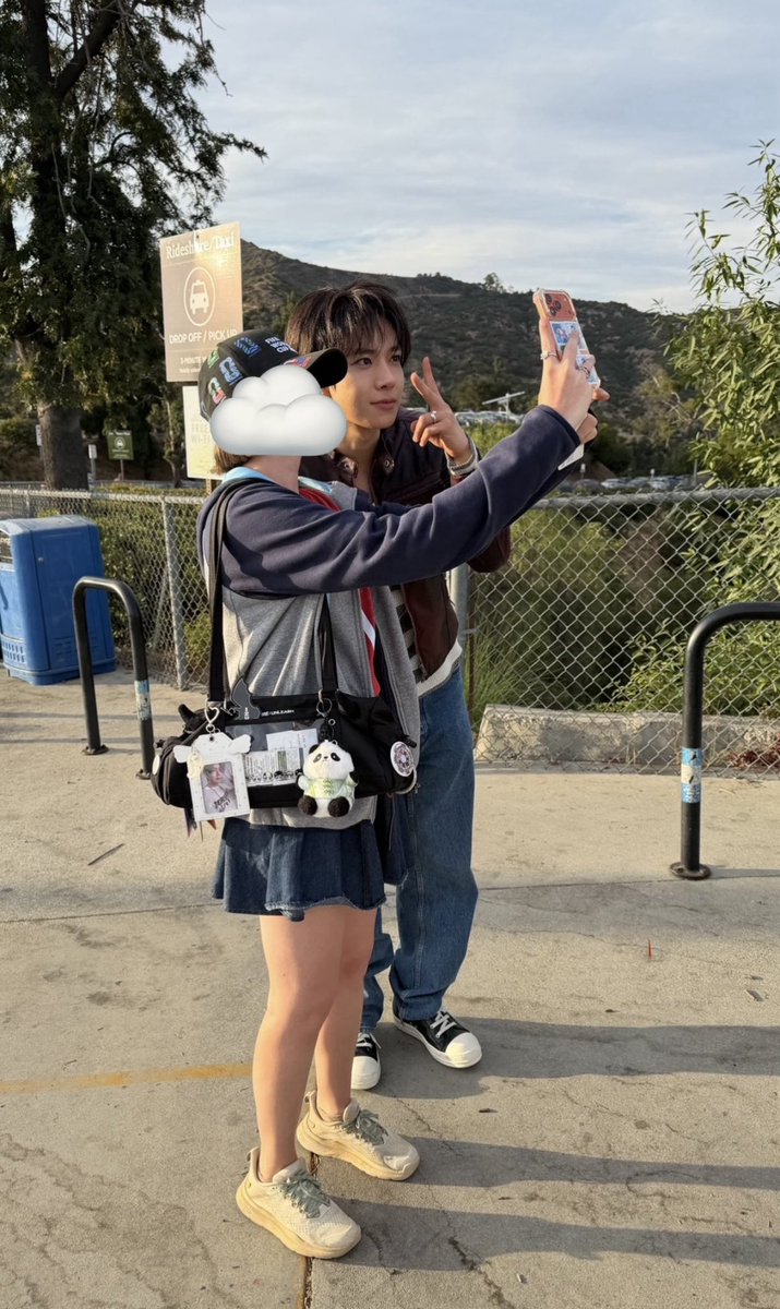acervyheehoon's tweet photo. “Uma EVER encontrou o Heeseung sendo filmado no Griffith Observatory e pediu uma foto. A equipe notou que a bolsa dela tinha um photocard dele e apontou, o que o deixou tão emocionado que ele ofereceu um abraço”

ele é tão preocioso :( https://t.co/FQYiZ4JGVc