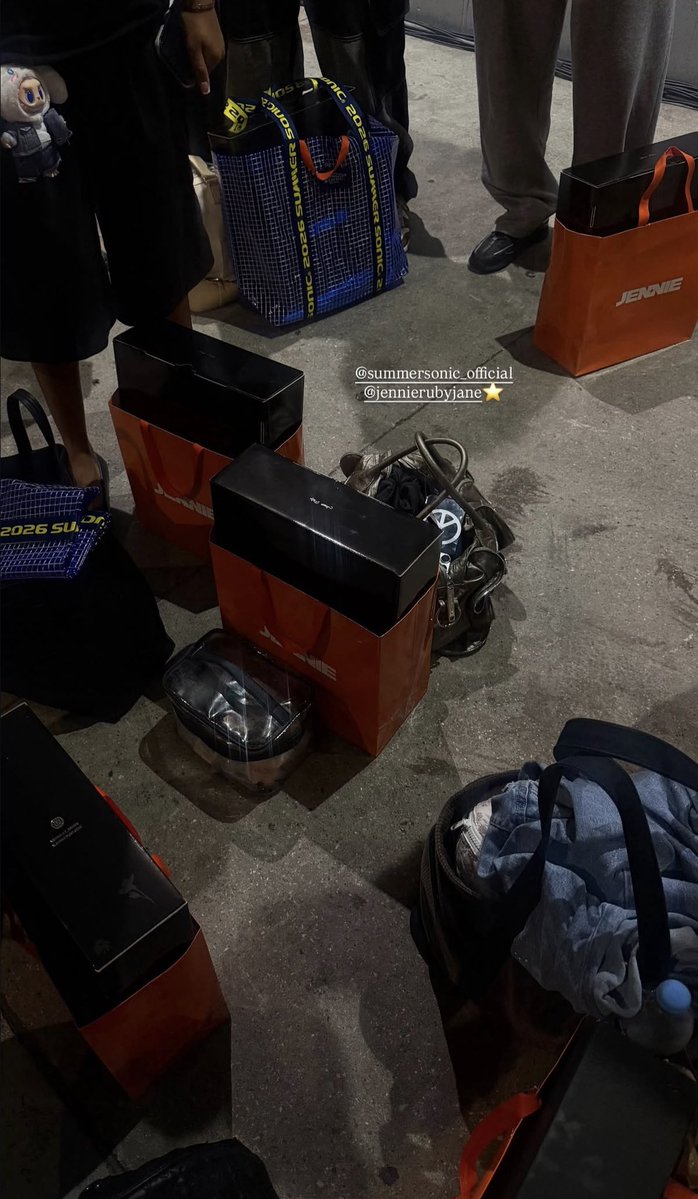 GENIUS9N's tweet photo. [INFO] JENNIE gave her dancers gifts after finishing up today’s show. 

Summer sonic merchandise + Stanley JENNIE + Beats Onyx JENNIE https://t.co/TYqMQBy7tS