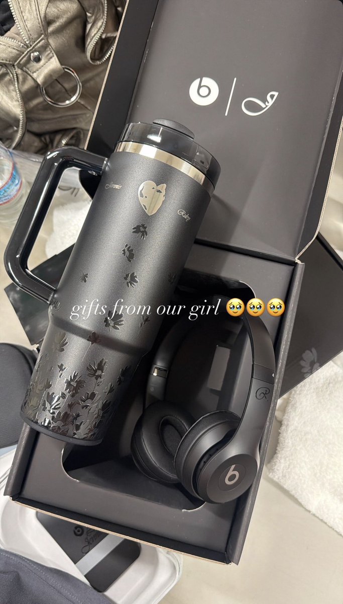 GENIUS9N's tweet photo. [INFO] JENNIE gave her dancers gifts after finishing up today’s show. 

Summer sonic merchandise + Stanley JENNIE + Beats Onyx JENNIE https://t.co/TYqMQBy7tS