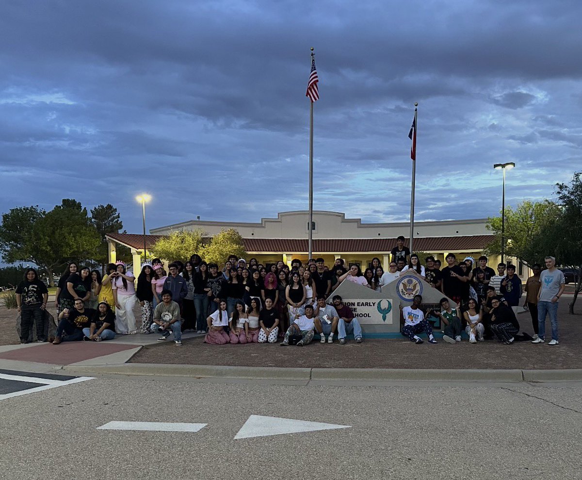 MECollege_HS's tweet photo. 🌅 One last first sunrise. 💙🩵

The Class of 2027 gathered for Senior Sunrise to welcome their final year at Mission Early! Seniors, soak in every moment—your final flight has begun. 🐦‍🔥✨ #FirstandBest #PhoenixFamily #TeamSISD @missionechs https://t.co/NYK9ijvQfR