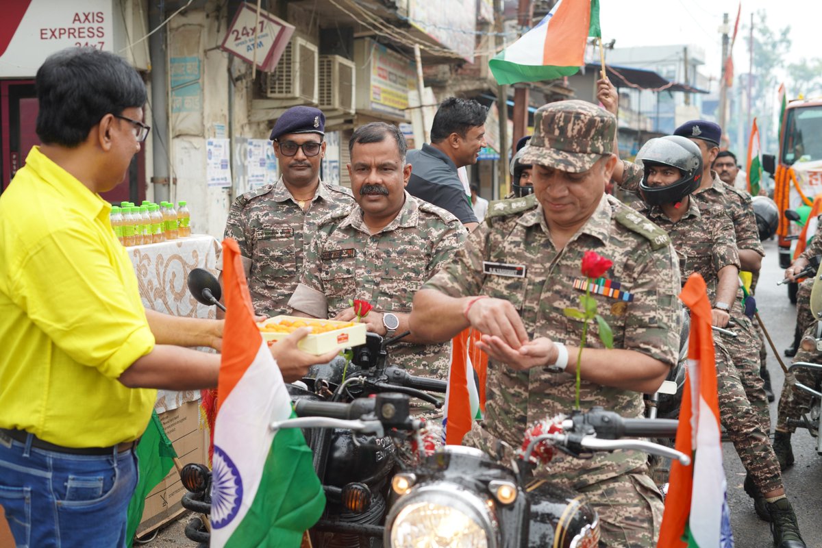 172BNCRPF's tweet photo. Local Public of Garhwa welcomes #TirangaYatra of 172BN CRPF with immense #enthusiasm #Pride and #love.
welcome is marked by garlanding of the personnel and distribution of sweets,reflecting the deep bond of love, respect and mutual trust between the local community and the #CRPF. https://t.co/C0FE6ht4X6