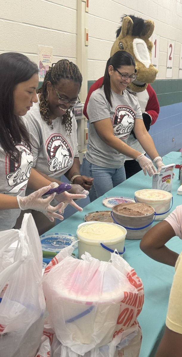NISDCody's tweet photo. I think this sums it up!!! @MsCQuintanilla @georgettecarra5 @cody_pta #crazyboutcody #wegopublic @RootEdSA #changebeginswithus #parentorientation #buildingacommunity https://t.co/Xfvo8f0quQ