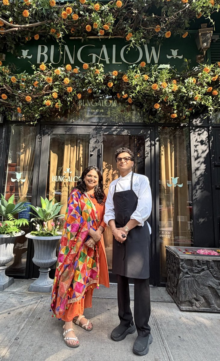 richaanirudh's tweet photo. कल का दिन New York में @TheVikasKhanna के #Bungalow में बीता..वो भी @TheSuhaniShah के साथ..
स्वादिष्ट खाना..वो भी ढेर सारे प्यार के साथ खिलाना..ये विकास खन्ना की ख़ासियत है..❤️❤️❤️❤️❤️ https://t.co/FBMXPnXkdO
