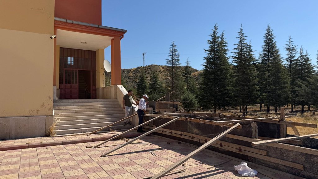 ceritmem46's tweet photo. 2026-2027 Eğitim-Öğretim Yılı hazırlıkları kapsamında; öğrencilerimize daha güvenli, modern ve konforlu eğitim alanları sunmak amacıyla İstiklal İlk-Ortaokulu ve Mesleki Eğitim Merkezi bünyesinde devam eden bakım ve onarım çalışmaları yerinde incelendi. https://t.co/ZLzFdVAYbb
