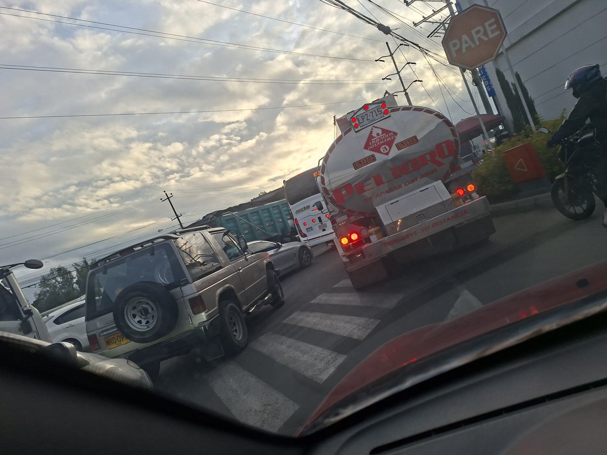 alverny's tweet photo. @Bogota
@SectorMovilidad la entrada Bogotá por la calle 13 todos los días es una total tortura, Por qué no colocan una restricción vehicular para vehículos con carga superior a 5 toneladas, a ver si esto se mueve un poquito https://t.co/8aIfrxiDdP