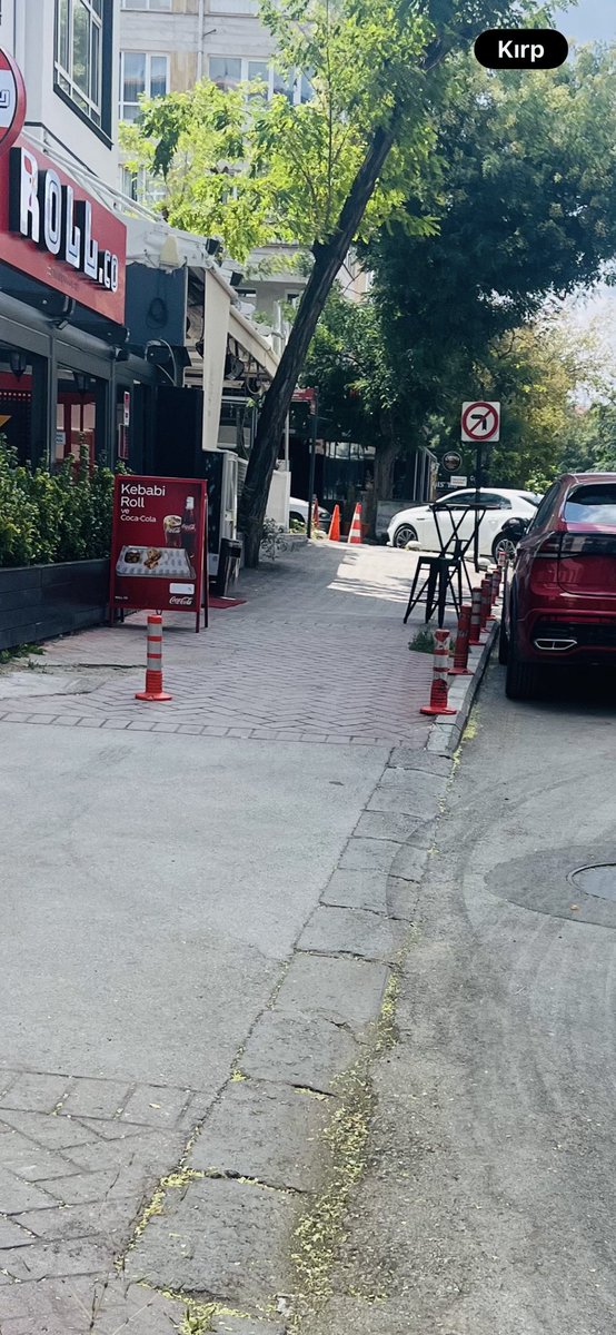 masteryodadkan's tweet photo. @cankayabelediye @ankarabbld roll tavuk dönerci , kaldırımları işgal etmişler , hiçbir şekilde yayalara saygıları yok https://t.co/VoxQz8IH6C