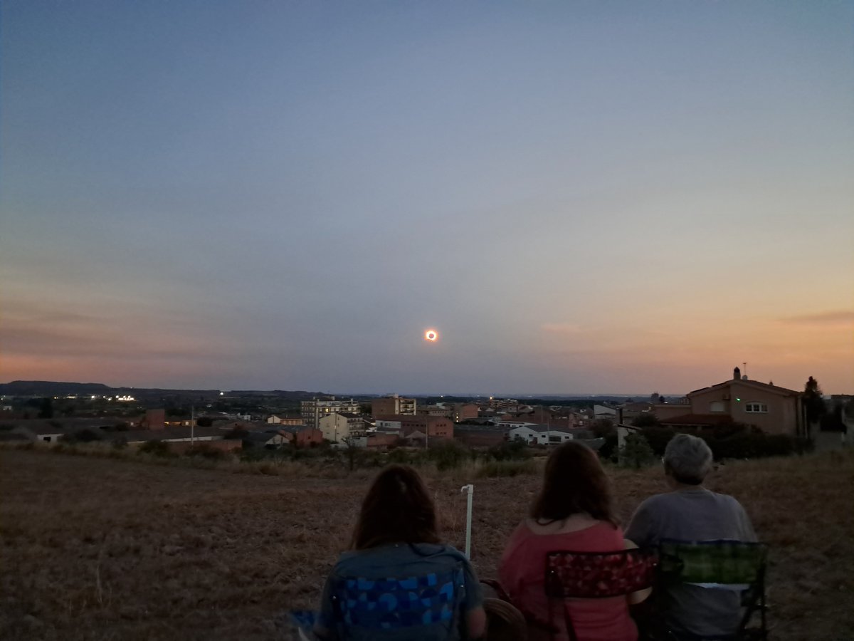 witxi2's tweet photo. 20:29 12 agost 2026, moment eclipsi total amb mòbil normal sense filtre https://t.co/04rn64u2fl