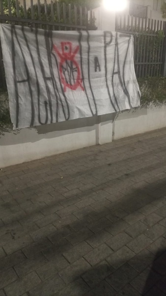 Vessoni's tweet photo. PROTESTO NA CASA DE STABILE...

... no início da madrugada desta sexta-feira, faixas foram estendidas em frente à casa de Osmar Stabile.

Obs: lembrando que, após a condução do Caso Memphis, eu o considero um ex-presidente em atividade no Sport Club Corinthians Paulista. https://t.co/v28C0GfBcy